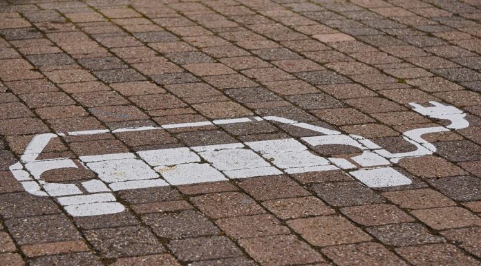 Cât are de plătit un japonez care și-a lăsat mașina într-o parcare cu plată timp de șapte ani