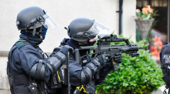 Stare de alertă în Irlanda de Nord, după ce o mașină-capcană a explodat lângă o secție de poliție