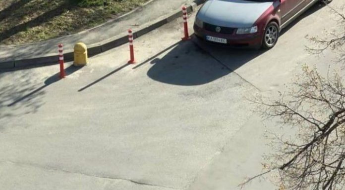 Șeful poliției din Ucraina a demisionat după ce doi ofițeri au fugit de un atac armat mortal