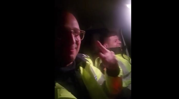 Ce riscă cei doi polițiști din Brăila care s-au filmat cântând manele în mașina de serviciu, în noaptea de Înviere