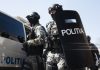 Tânăr arestat pentru nerespectarea regimului precursorilor de explozivi şi trafic de produse şi substanţe toxice/ Poliţiştii i-au găsit 72 de kilograme şi 35 de litri de substanţe şi compuşi chimici folosiţi la diverse experimente – VIDEO
