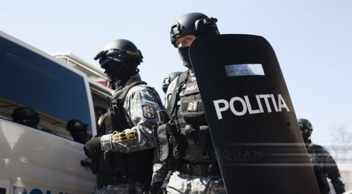 Bărbat împuşcat mortal de luptători ai Serviciului pentru Acţiuni Speciale Neamţ după ce a tras asupra lor cu o armă de vânătoare/ Poliţiştii veniseră la locuinţa sa după ce fuseseră sesizaţi că şi-a ameninţat soţia şi socrii