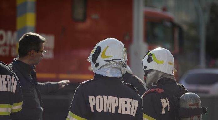 Incendiu puternic la o pensiune din Tulcea. Focul s-a extins şi la o altă unitate de cazare din apropiere