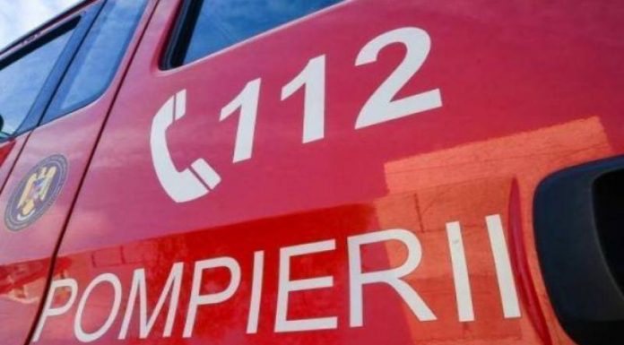 Iaşi: Intervenţie a pompierilor la Paşcani, după ce s-a sesizat un posibil miros de gaz/ Mirosul de gaz nu se confirmă, dar două persoane, găsite inconştiente, au primit îngrijiri medicale