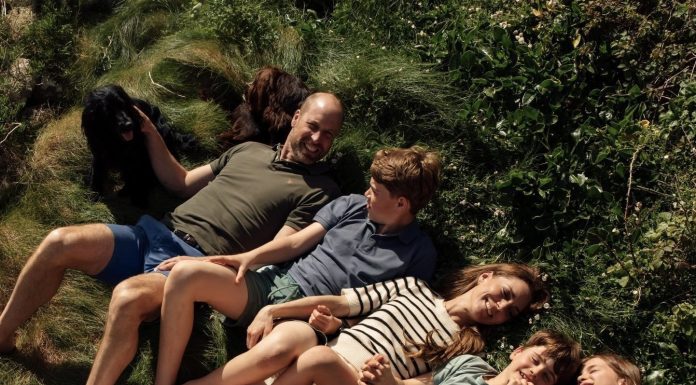 William şi Kate publică o fotografie de familie pentru a marca cei 15 ani de la căsătoria lor