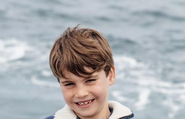 Familia regală britanică a publicat o fotografie care marchează ziua de naştere a prinţului Louis