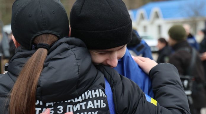 Moscova şi Kievul au făcut schimb de câte 175 de prizonieri fiecare, înainte de intrarea în vigoare a armistiţiului de Paşte – VIDEO, FOTO