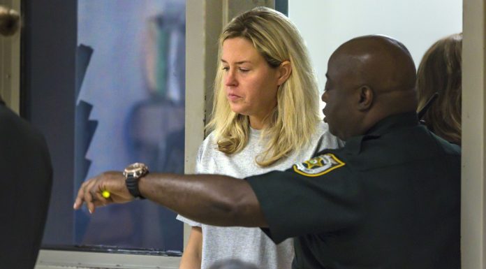 Mama vitregă a lui Lindsay Lohan, Kate Lohan, a fost arestată după ce l-ar fi atacat pe tatăl actriței