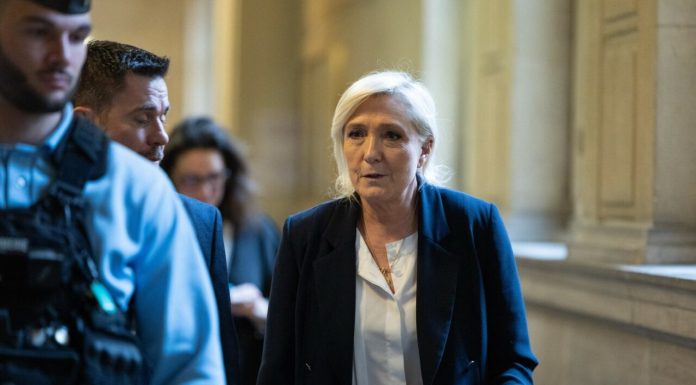 Marine Le Pen, întâlnire discretă cu cel mai bogat om din Franţa și șefii marilor companii. Mediul de afaceri îi întoarce spatele președintelui Macron