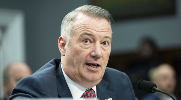 Demisie la vârful ICE. Șeful agenției anti-migrație și-a anunțat plecarea din funcție în plină criză generată de acțiunile violente ale agenților