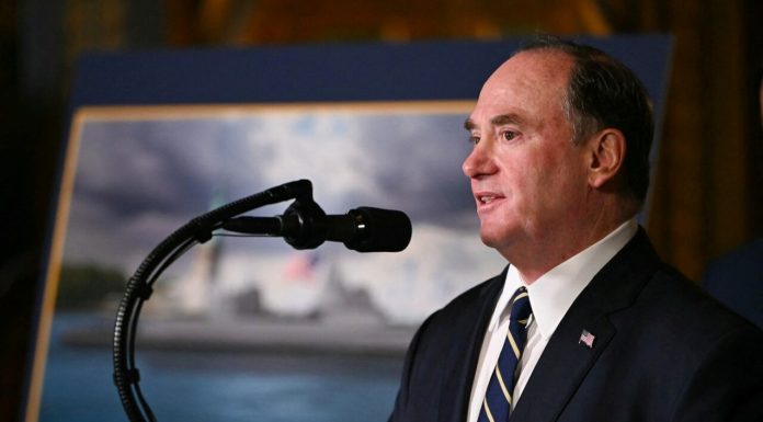 Criză la Pentagon în plin conflict cu Iranul. Șeful Marinei SUA a demisionat brusc, fără explicații. Cine îi va lua locul