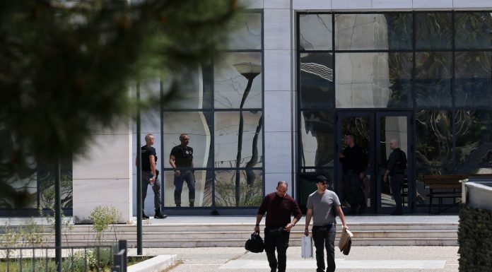 Care ar fi motivul atacului armat din Atena, soldat cu cinci răniți. Suspectul de 89 de ani a fost arestat într-un hotel