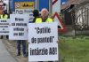 Protest pe E 583, iniţiat de o asociaţie civică din Iaşi, oamenii cerând urgentarea construcţiei autostrăzii A8. Două dintre mesajele afişate de protestatari: ”Cutiile de pantofi întârzie A8” şi ”Politicieni, treziţi-vă” – FOTO