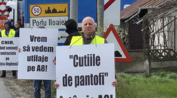 Protest pe E 583, iniţiat de o asociaţie civică din Iaşi, oamenii cerând urgentarea construcţiei autostrăzii A8. Două dintre mesajele afişate de protestatari: ”Cutiile de pantofi întârzie A8” şi ”Politicieni, treziţi-vă” – FOTO