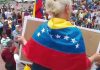 Manifestaţie în faţa Ambasadei Statelor Unite din Venezuela. Protestatarii au cerut organizarea de alegeri şi creşteri salariale