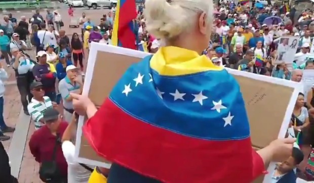 Manifestaţie în faţa Ambasadei Statelor Unite din Venezuela. Protestatarii au cerut organizarea de alegeri şi creşteri salariale