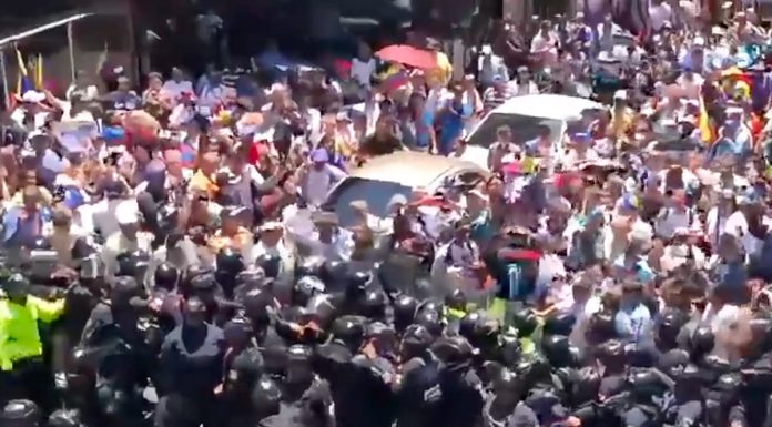 Revoltă în Venezuela: mii de oameni au cerut în stradă salarii și pensii mai mari. Poliția a intervenit cu gaze lacrimogene împotriva protestatarilor