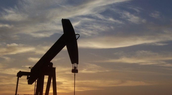 Barilul de petrol trece iar pragul psihologic după ce a fost anunțată blocada navală în Strâmtoarea Ormuz