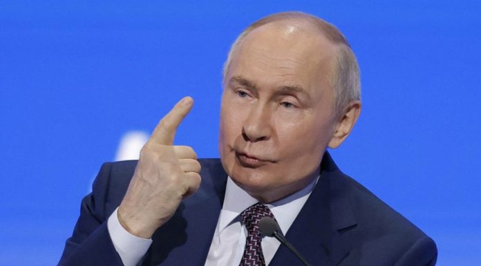Putin, nervos în public în timpul întâlnirii cu responsabilii din domeniul economiei: „Aștept rapoarte și explicații”