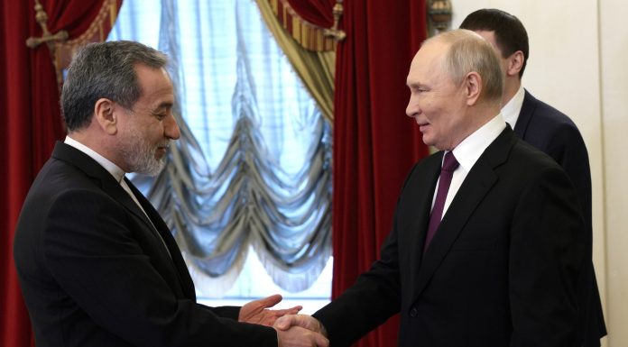 În timp ce şeful diplomaţiei iraniene s-a dus la Putin, Trump a discutat cu echipa sa de securitate naţională despre o nouă propunere privind Iranul, anunţă Casa Albă. CNN: SUA şi Iranul nu au poziţii chiar atât de divergente pe cât pare