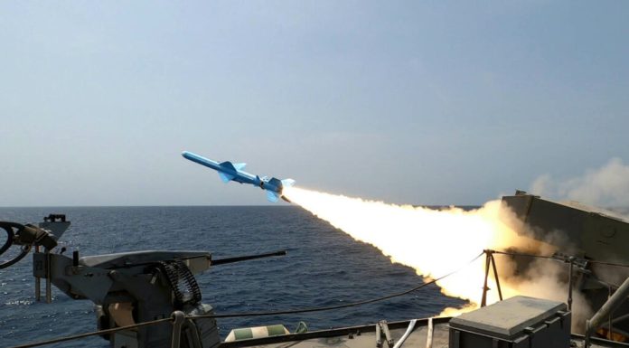 Iranul promite să riposteze după ce un distrugător american a tras asupra unei nave de marfă