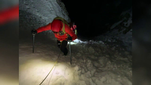 Doi turiști s-au rătăcit în Piatra Craiului, într-o zonă abruptă. Au fost salvați după o noapte de intervenție dificilă