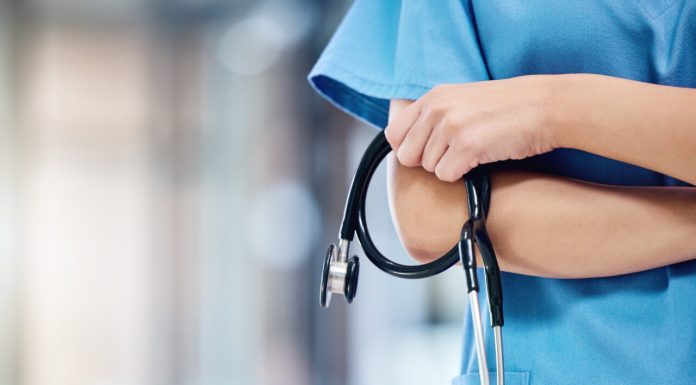 Câți bani câștigă o asistentă medicală în Spania în 2026. Și românii de aici pot câștiga acești bani