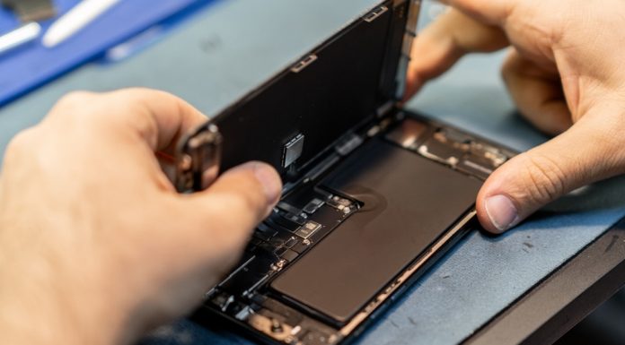 Telefoanele vor putea fi reparate acasă mai ușor. Producătorii ar putea fi obligați să asigure piese de schimb din 2027