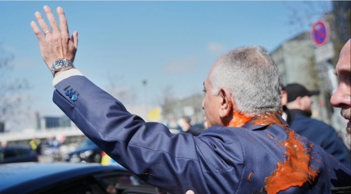 Reza Pahlavi, stropit cu un lichid roşu, la Berlin, după o conferinţă de presă în care a criticat armistiţiul SUA cu Iranul şi le-a cerut europenilor să facă mai mult în susţinerea luptei poporului iranian în favoarea democraţiei