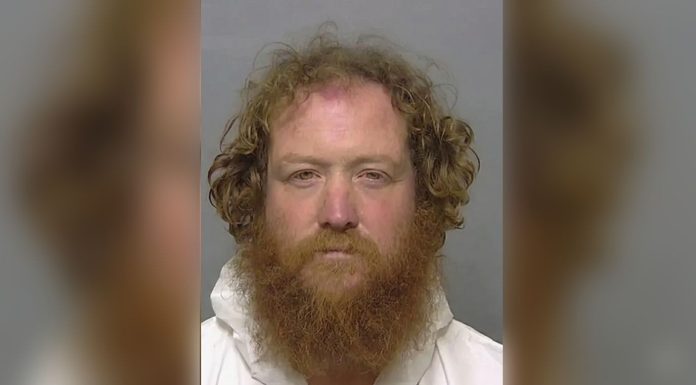 Un individ din Florida s-a ascuns în piscina victimei după ce a împușcat-o în gât, în fața casei. Copiii erau la doi pași