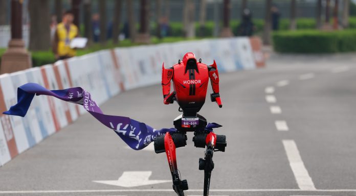 Performanță incredibilă la Beijing. Un robot umanoid a depășit recordul mondial la semimaraton. VIDEO