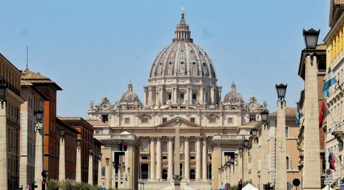 FOTO Papa și-a luat flotă de mașini electrice și și-a instalat la Vatican rețea de stații de încărcare