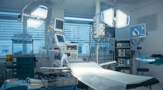 O femeie a murit după un lifting facial la un cabinet din București. Ministrul Sănătății a trimis un control