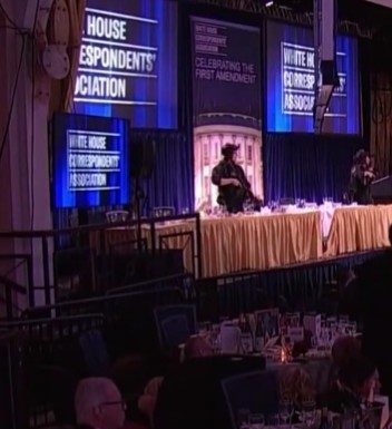 Dineul corespondenţilor de la Washington. „Salad Man”, invitatul imperturbabil care a continuat să mănânce în ciuda focurilor de armă, a devenit o vedetă – VIDEO