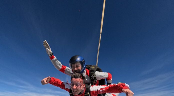 Sezonul de parașutism 2026 a început la Clinceni: salturi cu parașuta în tandem la 4000 de metri altitudine