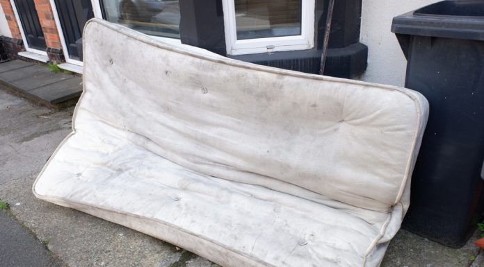 O femeie din Italia a aruncat la gunoi o saltea veche, fără să știe ce „comoară” de 50.000 de euro ascundea în interior