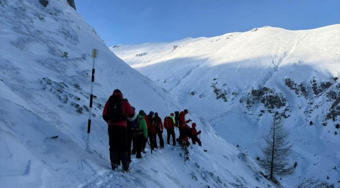 Avertisment din partea Salvamont pentru turiştii care merg la munte, în Braşov: Evitaţi deplasările pe văi înguste, în zone unde pot produce viituri, precum şi în apropierea versanţilor abrupţi