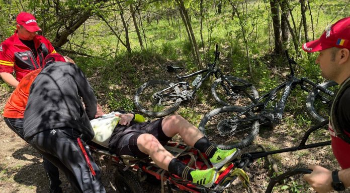 Intervenţie a salvamontiştilor din Maramureş pentru recuperarea unui ciclist rănit după ce a căzut, într-o zonă greu accesibilă din Baia Sprie