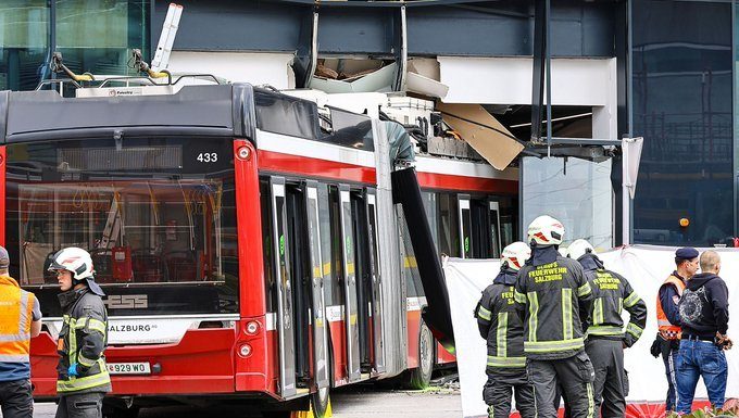 Austria: O persoană a murit şi alte trei au fost rănite, după ce un troleibuz a intrat într-un supermarket