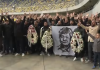 UPDATE – Momente copleşitoare la Arena Naţională. Numele lui Mircea Lucescu a fost scandat pentru ultima dată de suporteri / Răzvan Lucescu a stat în cele două zile tot timpul lângă catafalc şi a dat mâna cu oamenii care au adus un ultim omagiu