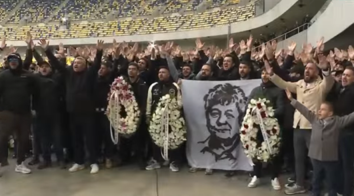 UPDATE – Momente copleşitoare la Arena Naţională. Numele lui Mircea Lucescu a fost scandat pentru ultima dată de suporteri / Răzvan Lucescu a stat în cele două zile tot timpul lângă catafalc şi a dat mâna cu oamenii care au adus un ultim omagiu
