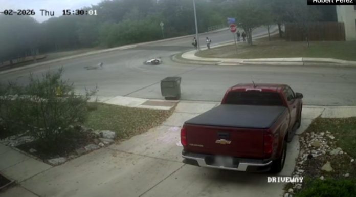 Accident dramatic în Texas: motocicletă scăpată de sub control explodează lângă un grup de tineri