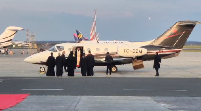 UPDATE Avionul care aduce Sfânta Lumină din Ierusalim a ajuns la București