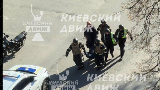 Un atacator a luat ostatici într-un magazin din Kiev și a tras cu o armă în civili și polițiști. Există victime