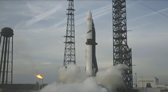 Blue Origin înregistrează prima aterizare a unui motor de rachetă New Glenn refolosit, intensificând rivalitatea cu SpaceX