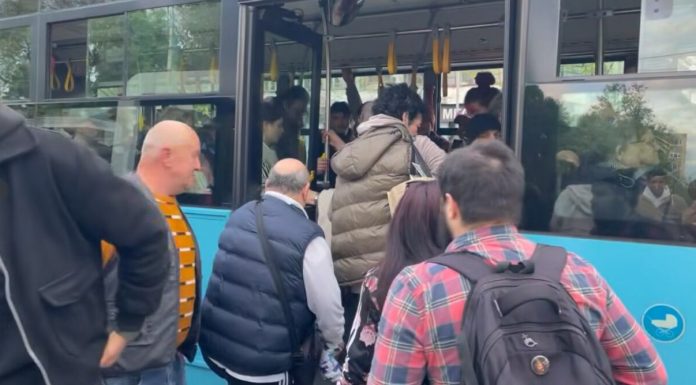 Revoltă într-o stație STB, un autobuz a întârziat 40 de minute și a venit plin ochi. Călătorii rămași afară: „Mai vreți să scumpiți și călătoria”