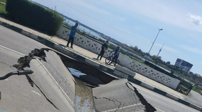 Pe un bulevard din Techirghiol s-a prăbușit asfaltul. Sunt restricții de circualație în zonă