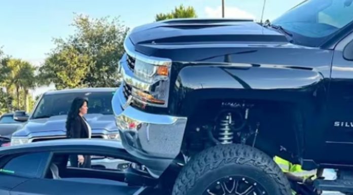 Momentul în care o șoferiță a parcat peste un Lamborghini Huracane și nici măcar nu și-a dat seama | VIDEO