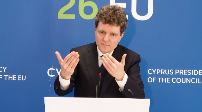 Nicușor Dan semnează din Cipru demisiile miniștrilor PSD. Ce spune președintele de criza politică