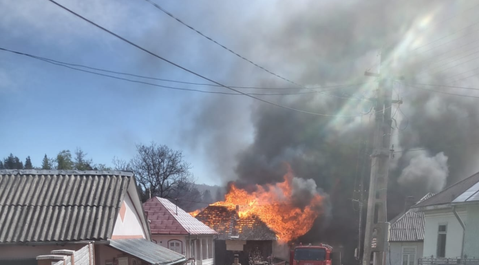 Incendiu de proporții într-o comună din Vrancea: 20 de case sunt mistuite de flăcări